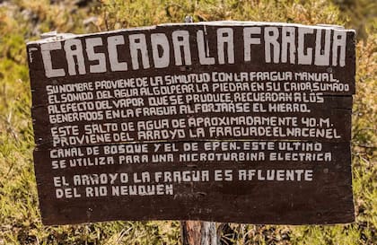Cartel de la cascada de la Fragua con información sobre el lugar y su nombre.