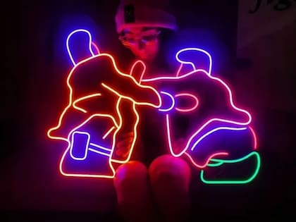 Cartel de neón de Samid vs. Viale (el mismo que tiene el matarife en el living de su casa) cuesta 23.640 pesos