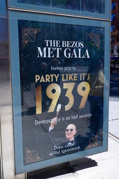 Cartel de protesta contra Jeff Bezos y la Met Gala: con tono satírico, acusa al evento de celebrar el lujo y la riqueza extrema mientras “la democracia pasa de moda”