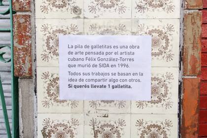 Cartel instalado en la puerta de la Asociación Civil "Nuestro Hogar, en La Boca
