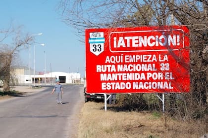 Cartel que señaliza dónde comienza la ruta nacional 33