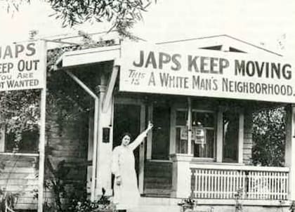 Cartel racista frente a una vivienda en Estados Unidos durante la Segunda Guerra Mundial que ordena a los japoneses “seguir de largo”, reflejando la discriminación y exclusión sufrida por la comunidad japonesa-estadounidense en esa época