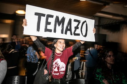 Cartelazo para un temazo de una noche en la que un tema de Jorge Cafrune convive con otro de Gloria Gaynor