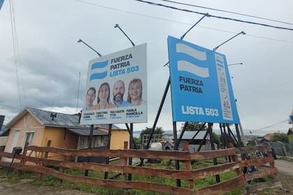 Cartelería de Fuerza Patria en la ciudad de Ushuaia. La senadora Cristina López reclamó por la intervención del puerto y la llegada del avión de EE.UU.
