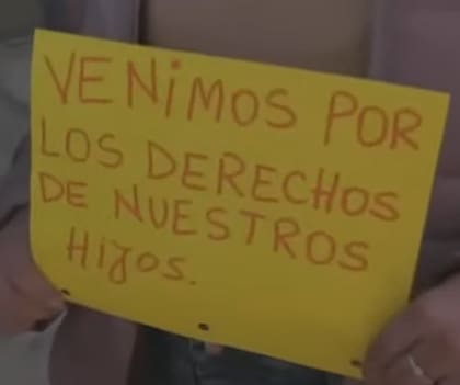 Cartelería de las madres que reclaman por la reconexión del servicio