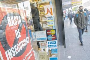Carteles colocados por los comerciantes del centro de Ramos Mejía, jaqueados por la inseguridad