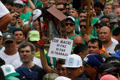 Carteles con críticas al presidente Mauricio Macri