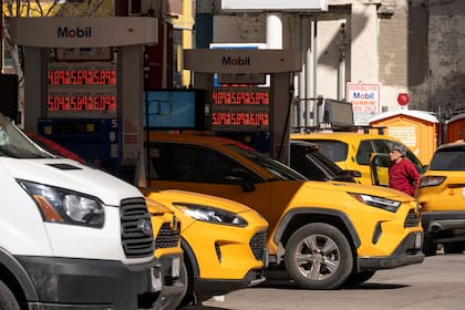 Carteles con el precio de combustible en una estación de servicio, el martes 10 de 2026, en Nueva York.