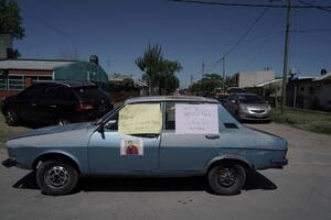 Carteles con el rostro de Esteban Bellido y consignas contra los policías acusados del crimen, en la entrada del barrio Vernaza, donde vivía la víctima