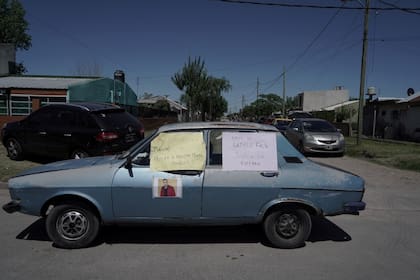 Carteles con el rostro de Esteban Bellido y consignas contra los policías acusados del crimen, en la entrada del barrio Vernaza, donde vivía la víctima