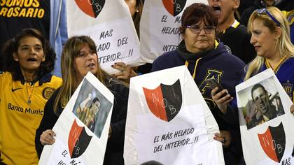 Carteles con formas y mensajes provocativos para Newell''s