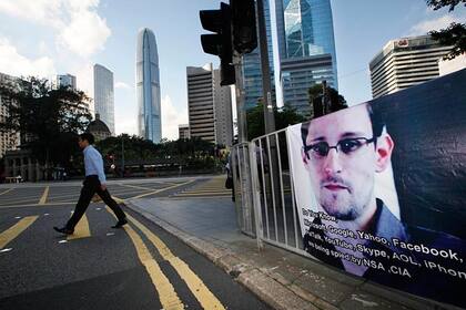 Carteles con la cara del ''''''''topo'''''''' de la CIA por la ciudad de Hong Kong