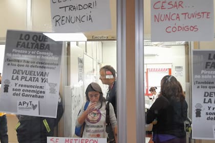 Carteles con las demandas de los trabajadores del Garrahan, en un área vidriada de la dirección del hospital