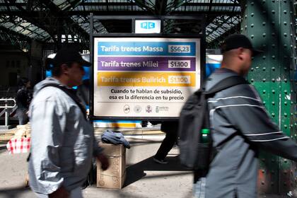 Carteles con las tarifas de los trenes de acuerdo a los candidatos, en la estación Constitución