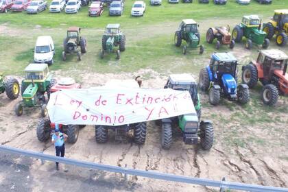 Carteles con pedidos en el tractorazo en Bell Ville