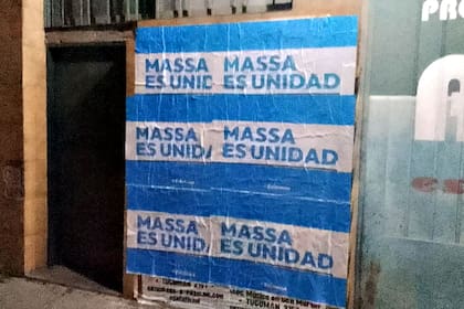 Carteles con una consigna vinculada a Massa en el partido de San Martín