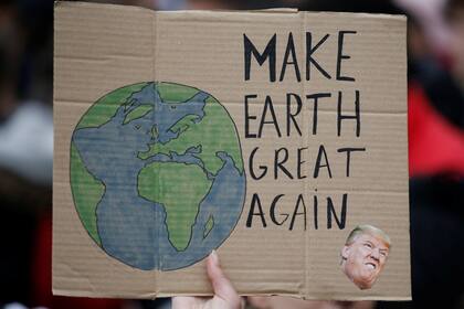 Carteles contra Donald Trump en una manifestación de "huelga juvenil para actuar sobre el cambio climático" en Nantes, Francia,