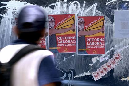 Carteles contra la reforma laboral en la zona del Congreso, de sectores de izquierda