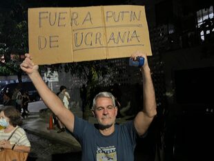 Carteles contra Putín en la embajada de Ucrania en Buenos Aires.