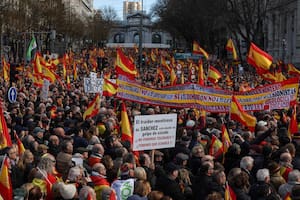 Miles de personas se manifiestan en España contra el gobierno de Sánchez