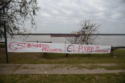 Carteles de apoyo al sindicalista Herme Juarez