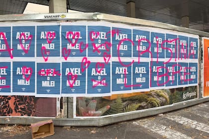 Carteles de Axel Kicillof en la calle pintados con la consigna Cristina Libre - Interna del peronismo