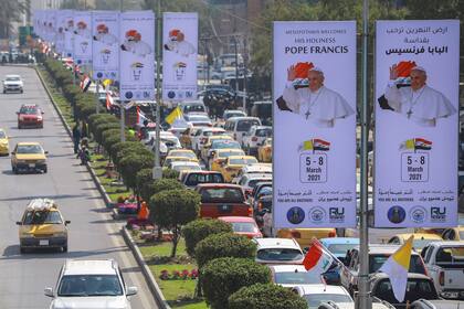 Carteles de bienvenida al Papa Francisco se ven en las calles de Bagdad, antes de su visita prevista a Irak del 5 al 8 de marzo