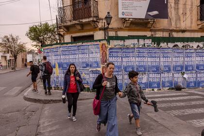 “Un ‘mini Trump’”: la comparación de The New York Times de Milei con el expresidente de EE.UU. 8 Carteles de campaña de Sergio Massa en Salta, el 11 de octubre de 2023.