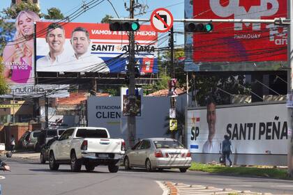 Carteles de campaña en las calles de Asunción. (NORBERTO DUARTE / AFP)