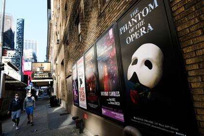 Carteles de espectáculos de Broadway aparecen afuera del teatro Richard Rodgers 
