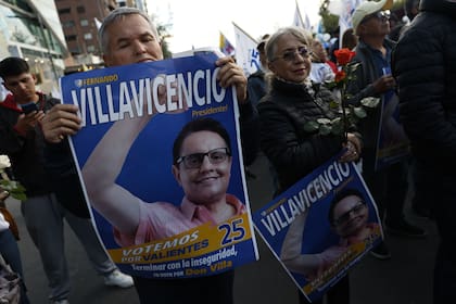 Carteles de Fernando Villavicencio en el cierre de campaña de Christian Zurita (Photo by MARTIN BERNETTI / AFP)