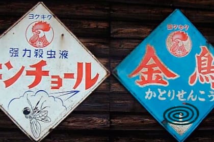 Carteles de Kincho, la compañía de Eiichiro y Yuki Ueyama para el control de plagas famosa por el gallo rojo de su logo