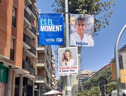 Carteles de los candidatos Alberto Núñez Feijóo (PP) y Yolanda Díaz (Sumar) en las calles de Galicia