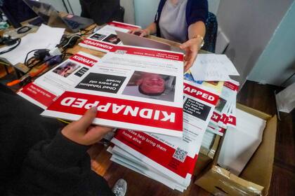 Carteles de personas tomadas como rehenes durante el ataque de Hamas son mostrados en Nueva York. (AP Foto/Bebeto Matthews, archivo)