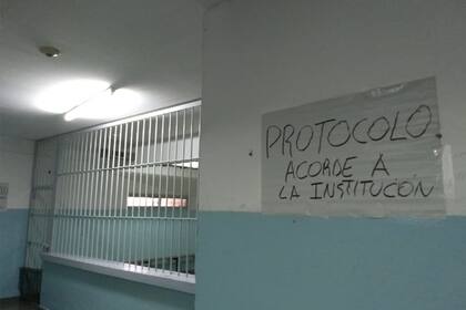 Carteles de protesta en un centro de detención de menores en Lomas de Zamora