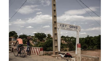 Carteles de publicidad de venta de piedras preciosas en la entrada de Sakaraha
