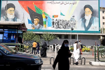 Carteles del ayatollah Alí Khamenei (izquierda) y el líder de la Revolución Islámica, Ruhollah Khomeini (derecha) en Teherán 