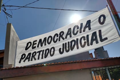 Carteles durante el acto de Alberto Fernández en el cual se lanzó un programa de viviendas
