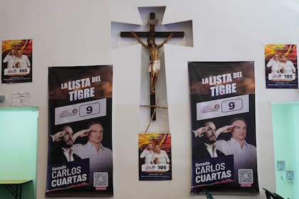 Carteles electorales que promueven al candidato presidencial Abelardo de la Espriella y a candidatos legislativos cuelgan en una pared en Corabastos, el centro de distribución de alimentos más grande de Bogotá, Colombia, el sábado 28 de febrero de 2026. (AP Foto/Fernando Vergara)