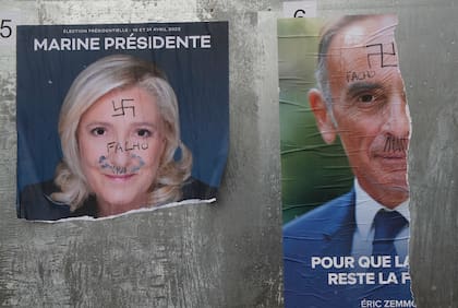 Carteles electorales rotos del candidato presidencial francés de extrema derecha Eric Zemmour y de la candidata presidencial francesa de extrema derecha Marine Le Pen en Lille, norte de Francia