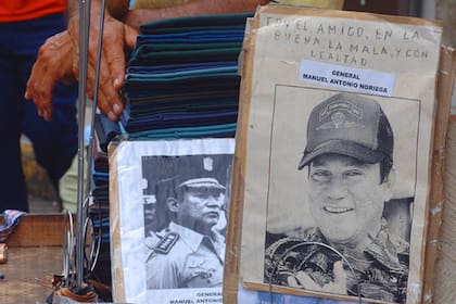Carteles en apoyo de Manuel Noriega luego de su caída
