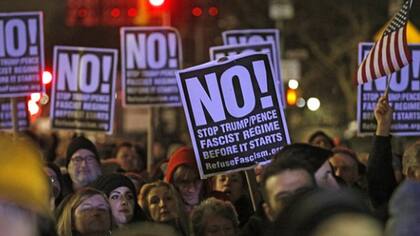 Carteles en contra de Donald Trump como presidente estadounidense