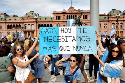 Carteles en el acto de despedida de Mauricio Macri