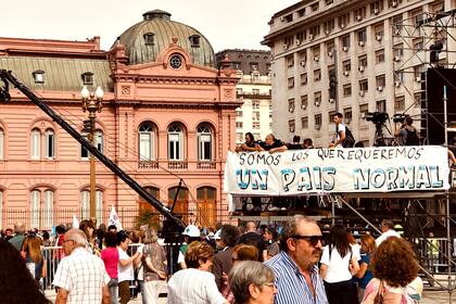 Carteles en el acto de despedida de Mauricio Macri