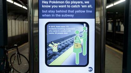 Carteles en el metro de Nueva York advierten a los fanáticos de Pokemón Go