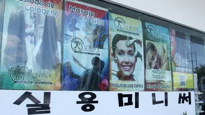 Carteles en español y en coreano, una característica de "Pescorea"