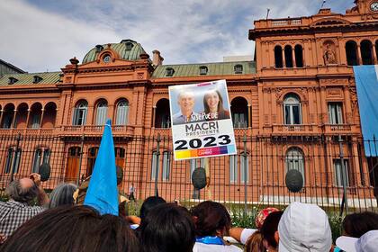 Carteles en la despedida de Mauricio Macri
