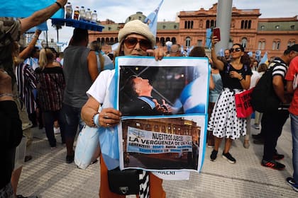 Carteles en la despedida de Mauricio Macri