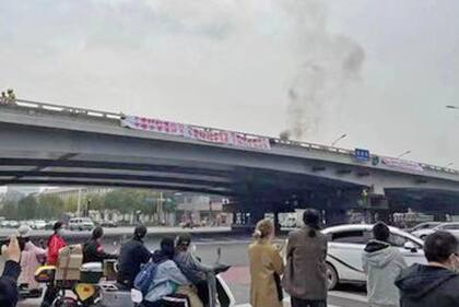 Los carteles en el puente Sitong con consignas contra el gobierno