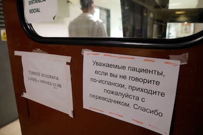 Carteles escritos en ruso en el cuarto piso del Hospital Fernández